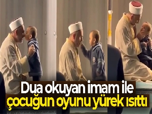 Maltepe'de Kuran-ı Kerim okuyan imam ile çocuğun oyunu yürek ısıttı