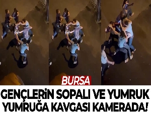 Gençlerin sopalı ve yumruk yumruğa kavgası kamerada