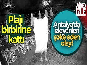 Elinde alkol şişesini alıp havluyla yüzünü gizleyip dans etti, onlarca plaj şemsiyesini denize attı