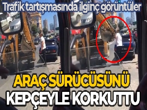 İş makinası operatörü trafikte otomobile kepçe ile vurmaya çalıştı