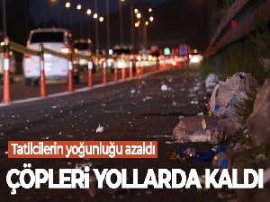 Tatilcilerin yoğunluğu azaldı, çöpleri yollarda kaldı