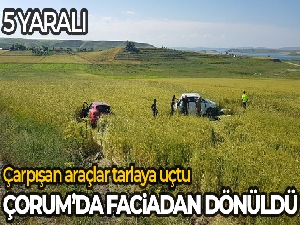 Çarpışan otomobiller tarlaya uçtu: 5 yaralı