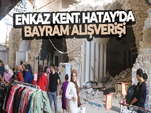 Enkaz kent Hatay'da molozların arasında bayram alışverişi