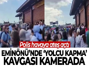 Eminönü'nde 'yolcu kapma' kavgası kamerada: Polis havaya ateş açtı