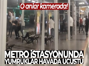 Metro istasyonunda yumruklar havada uçuştu