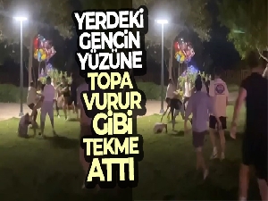 Yerdeki gencin yüzüne topa vurur gibi tekme attı