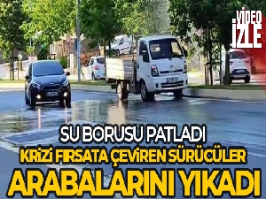 Pendik'te su borusu patladı, krizi fırsata çeviren sürücüler arabalarını yıkadı