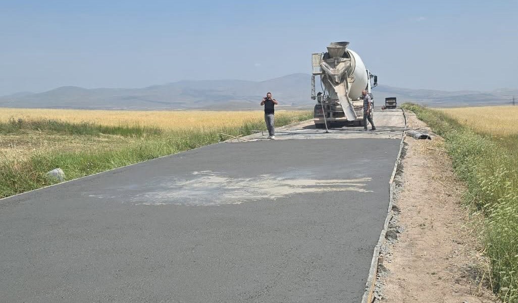 kars-ta-yol-yatirimlari-hiz-kesmiyor-asfalt-beton-yol-ve-parke-tasi-calismalari-suruyor