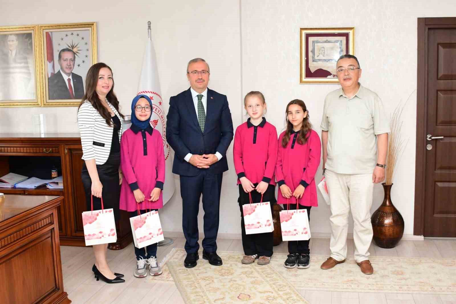 ortaokul-ogrencilerinden-gazze-deki-yasitlari-icin-anlamli-kitap