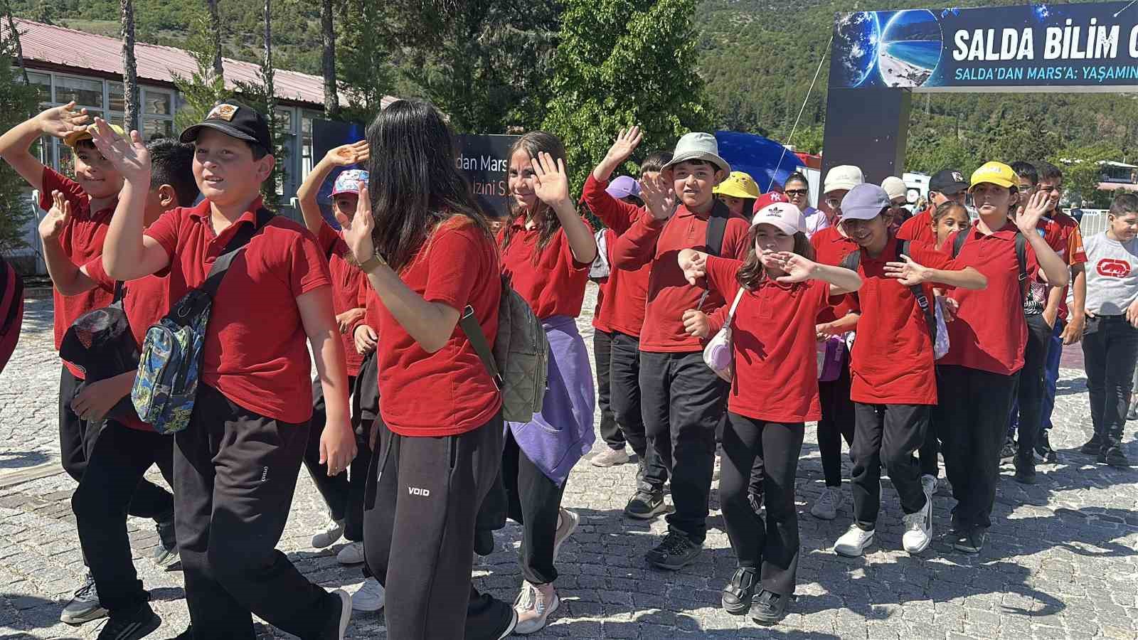 salda-golu-kiyisinda-bilim-soleni-ogrenciler-ve-bilim-insanlari-bir-araya-geldi