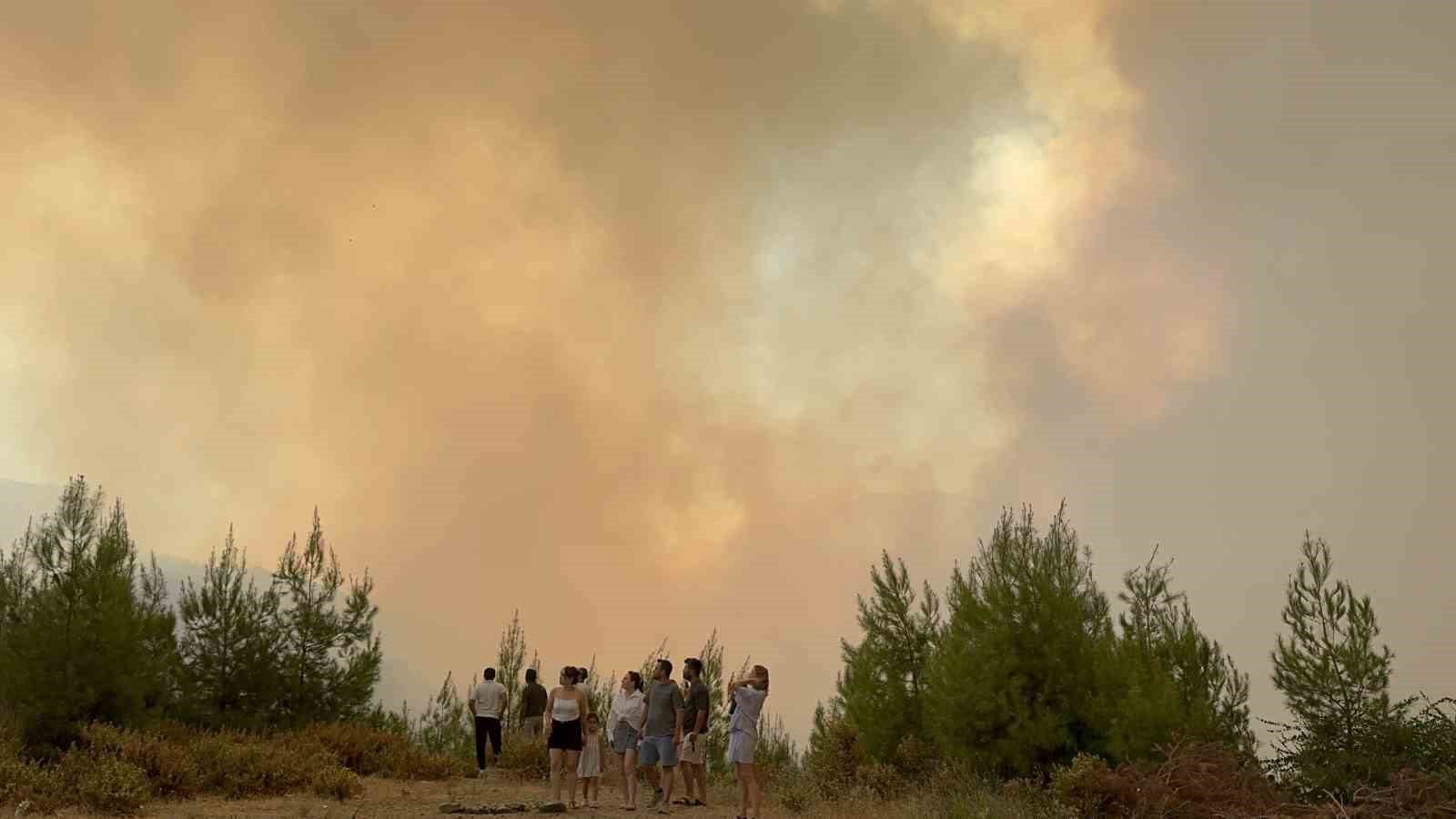 seydikemer-yangininda-bazi-evler-tahliye-edildi