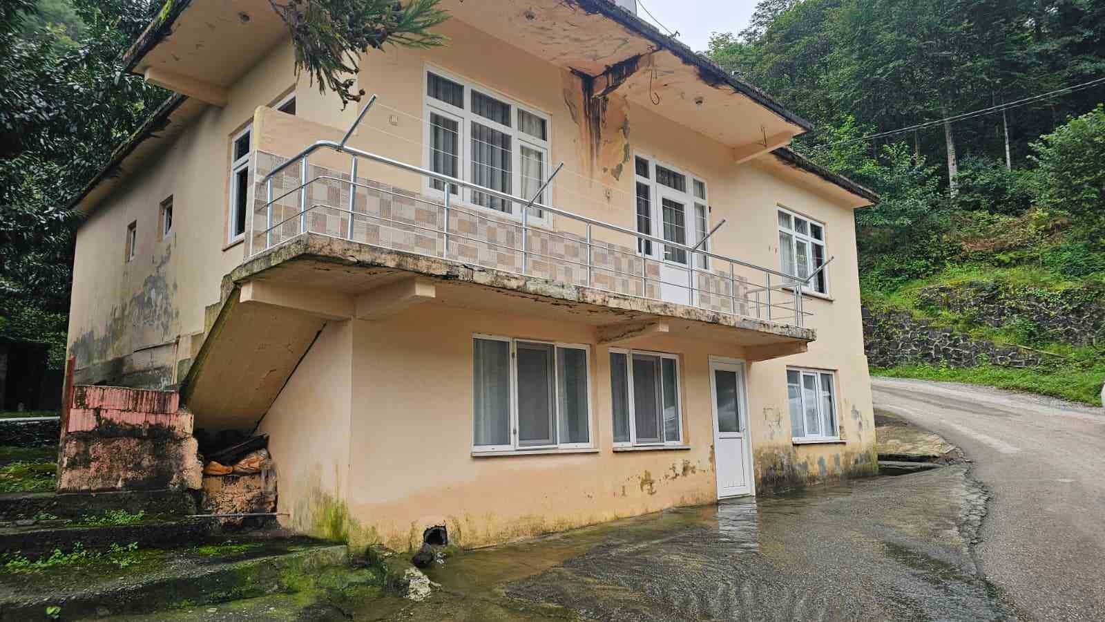 artvin-de-iki-katli-evin-altindan-cikan-su-gorenleri-saskina-ceviriyor