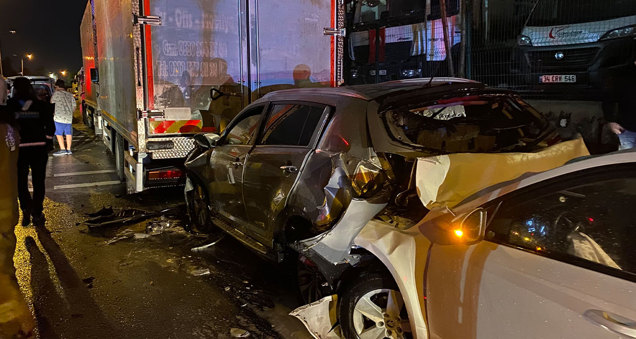 Güngören’de seyir halindeki otomobil park halindeki araca çarptı: 1 ölü, 5 yaralı