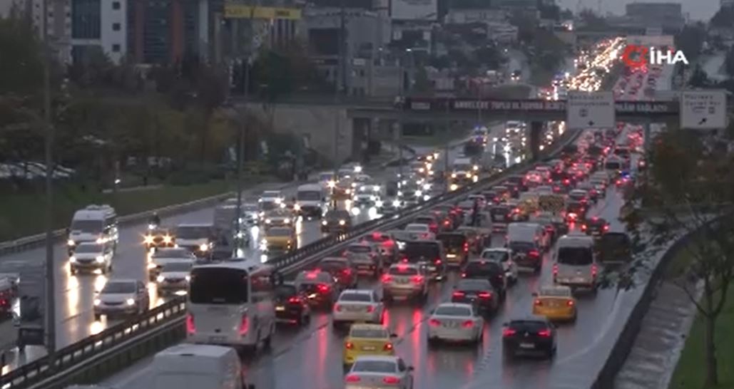 İstanbul’da sağanak yağış hayatı felç etti