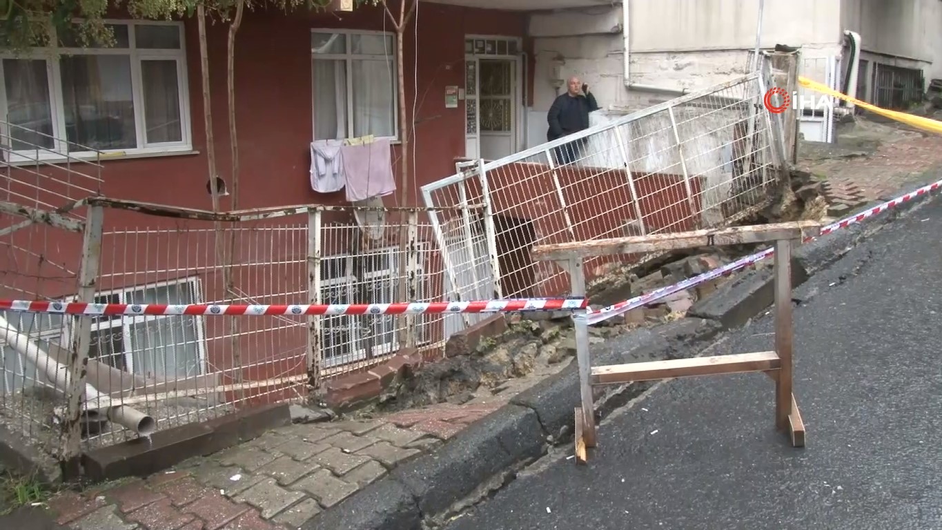 Küçükçekmece’de yoğun yağışın ardından yol evin bahçesine çöktü