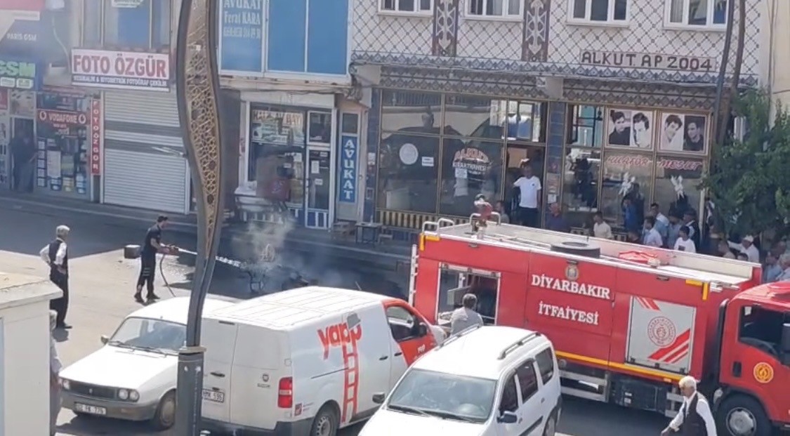 diyarbakir-da-hareket-halindeki-motosiklet-alevlere-teslim-oldu