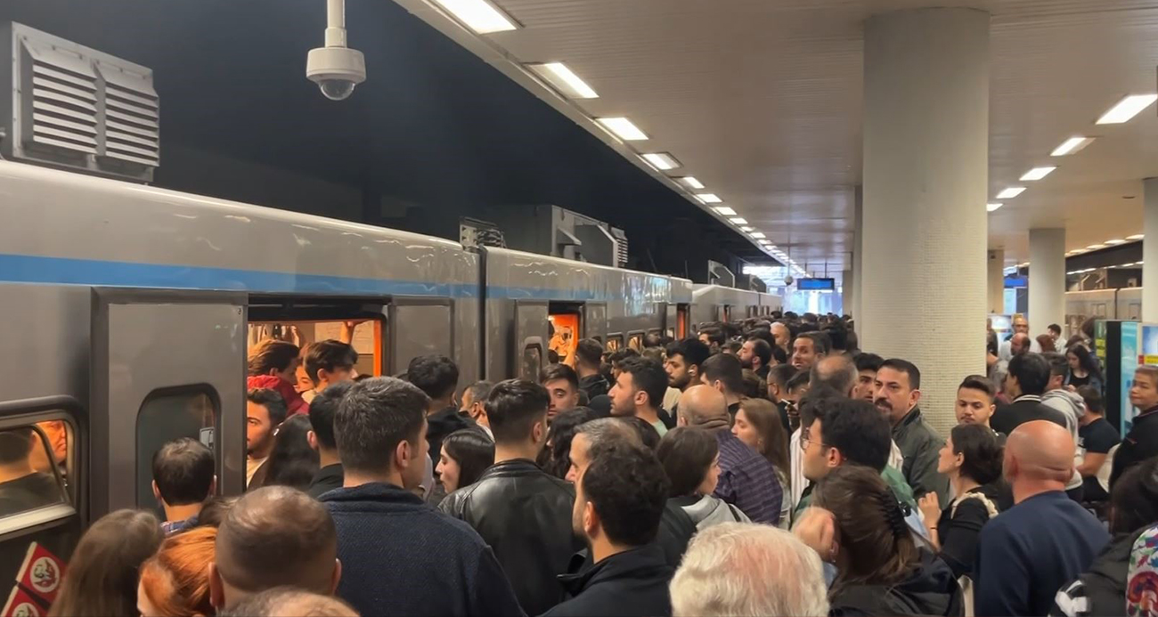 İstanbul’da gelmeyen metrolar ve yürümeyen merdivenler vatandaşları çileden çıkardı