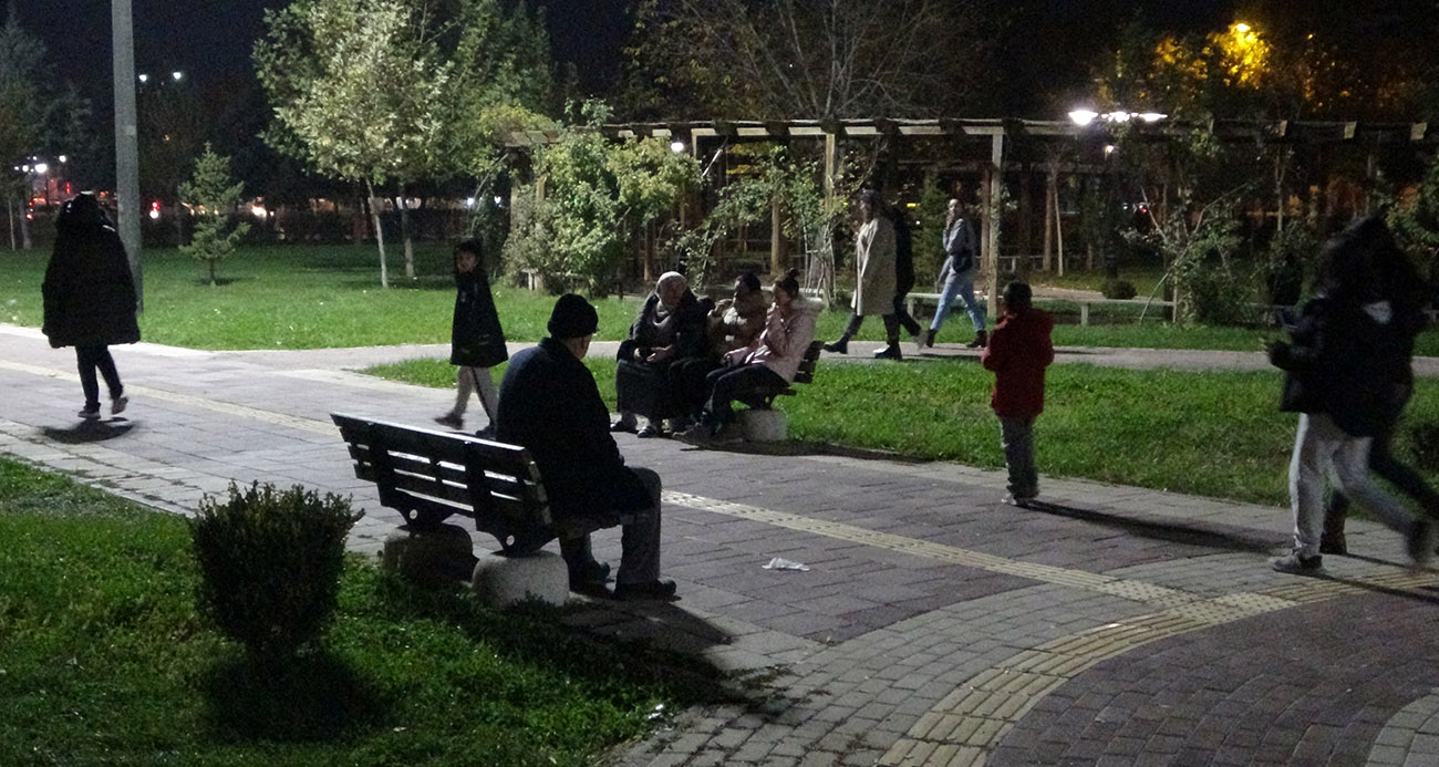 Peş peşe iki depremle sarsılan Malatyalılar parklara akın etti