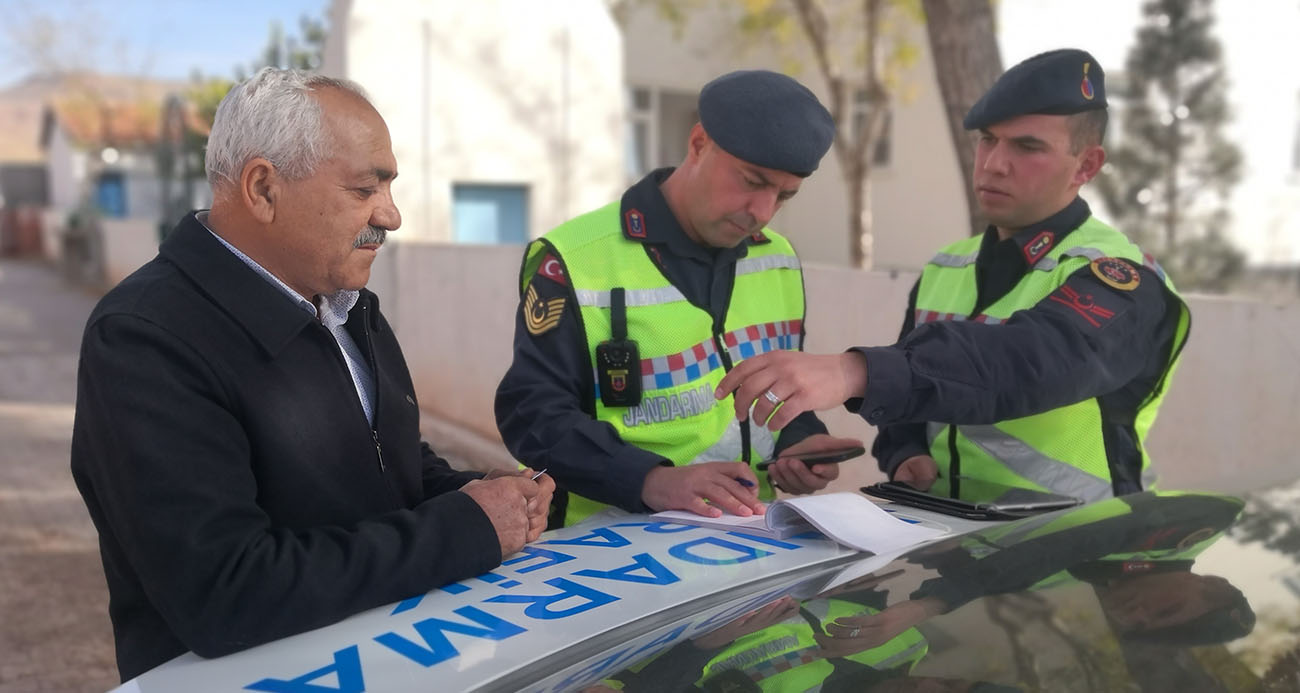 Ehliyetsiz, plakasız ve kasksız yakalandı, “Görmeyiverin ne olacak” dedi