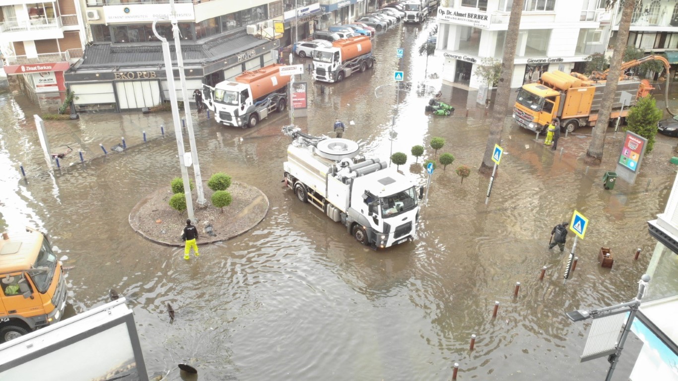 İzmir’de fırtınanın verdiği hasar gün aydınlanınca ortaya çıktı