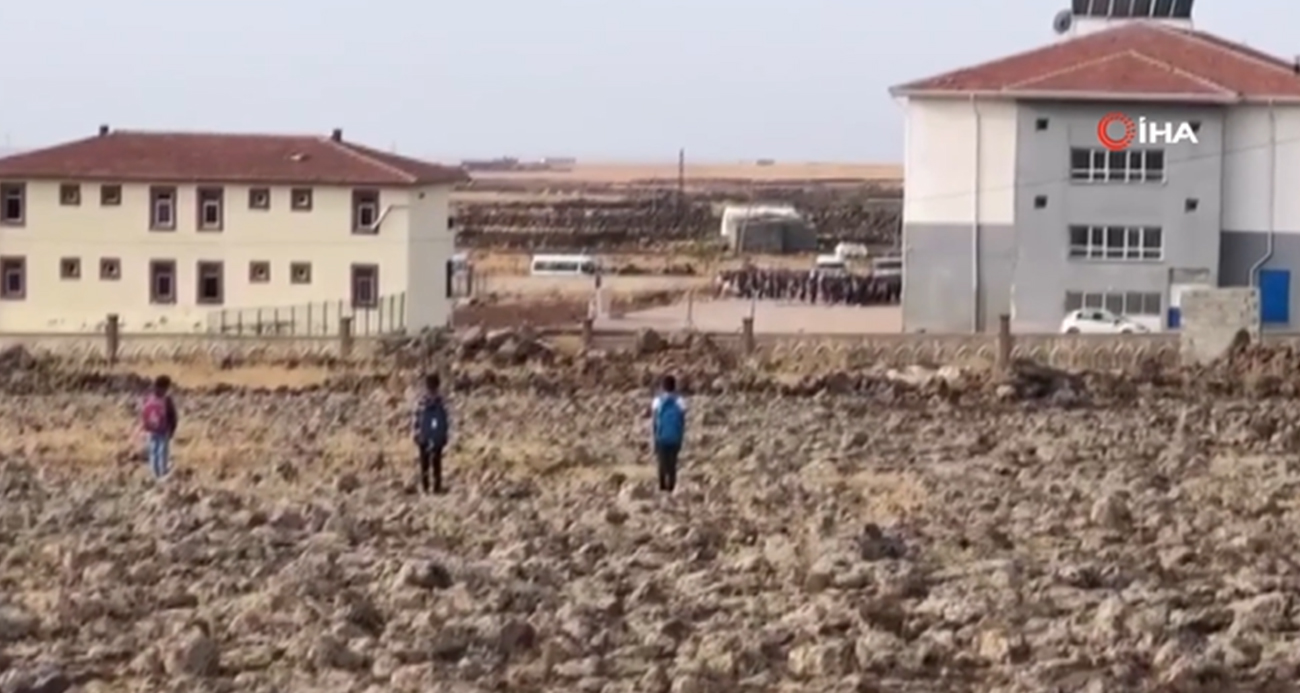 Siverek’te törene geç kalan 3 öğrenci istiklal marşı okununca saygı duruşunda bulundu