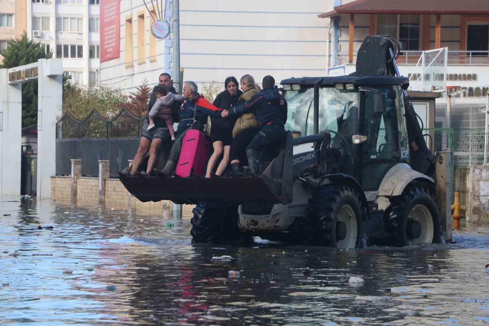 Suların kapladığı İskenderun’da evlerde mahsur kalanlar, iş makineleri ve yüksek tonajlı araçlarla kurtarılıyor