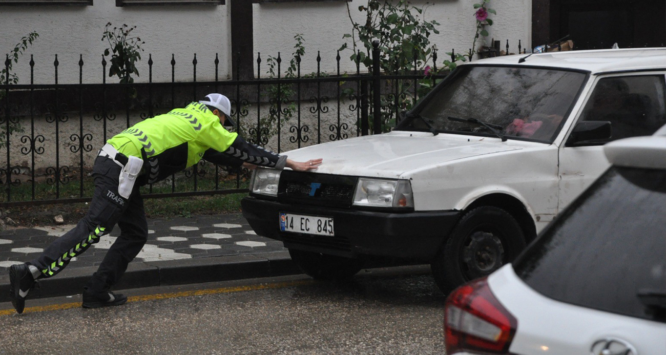 Trafik polisinden gönüllere dokunan hareket