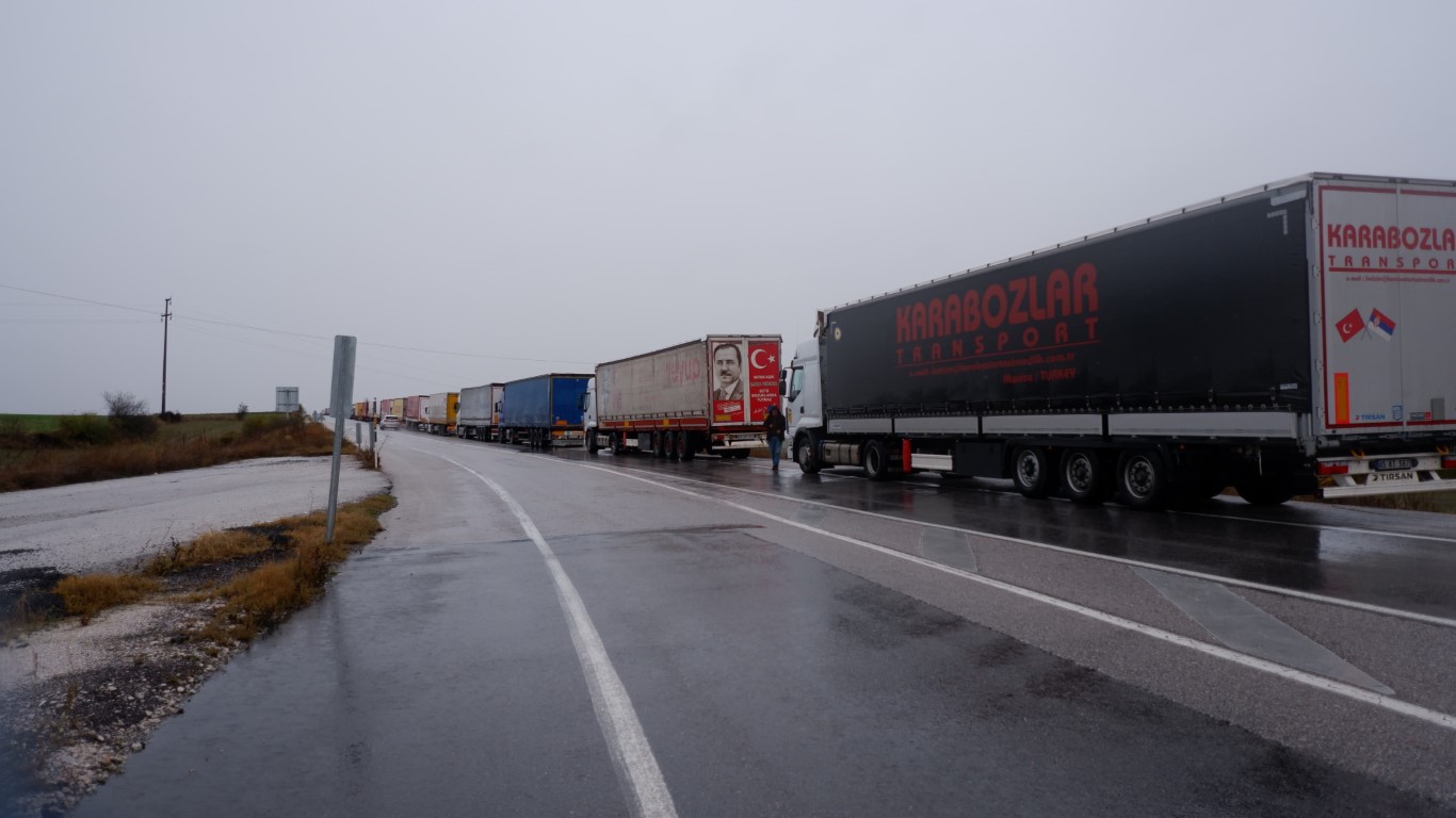 Bulgaristan’da yollar kardan kapandı: Hamzabeyli’de 20 kilometre tır kuyruğu oluştu