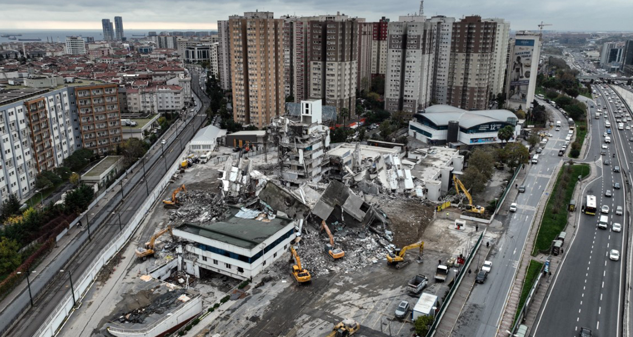 İstanbul’un 33 yıllık E-5 manzarası değişiyor, iki binanın yıkımı havadan görüntülendi