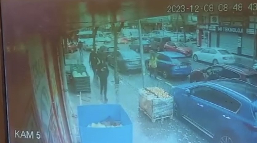 İstanbul’da akıl almaz olay kamerada: Kadın sürücü aracı boydan boya çizdi