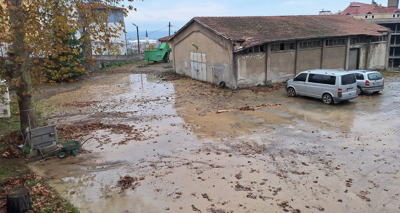 İçme suyu isale hattı patladı, ortalık savaş alanına döndü