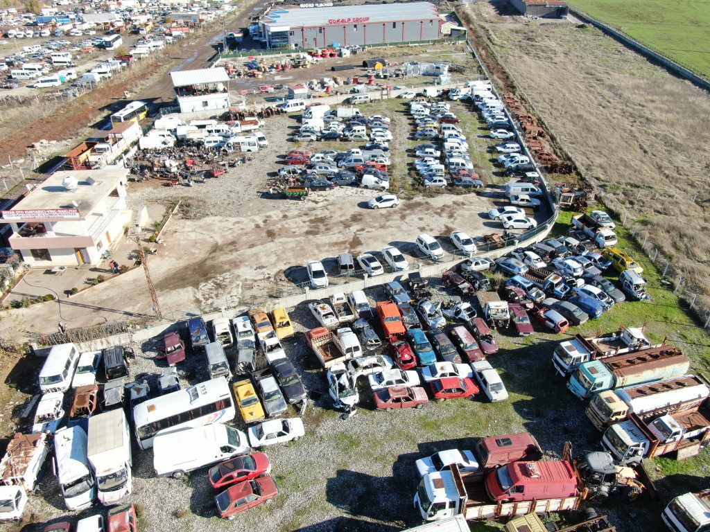 Diyarbakır’da yediemin otoparkında yaklaşık 100 milyon lira değerinde yüzlerce araç sahibini bekliyor