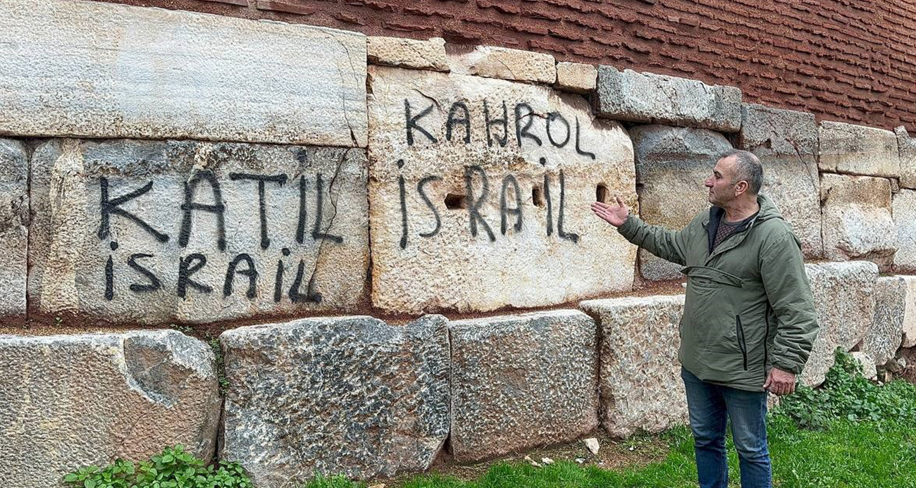 Trajikomik protesto...2 bin yıllık surlara İsrail’in zulmünü kazıdılar