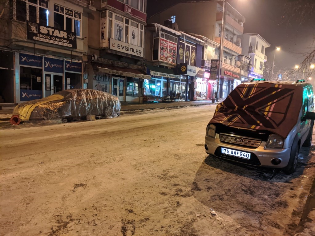 Eksi 9 derecede araçlar soğuktan battaniye ile korunuyor