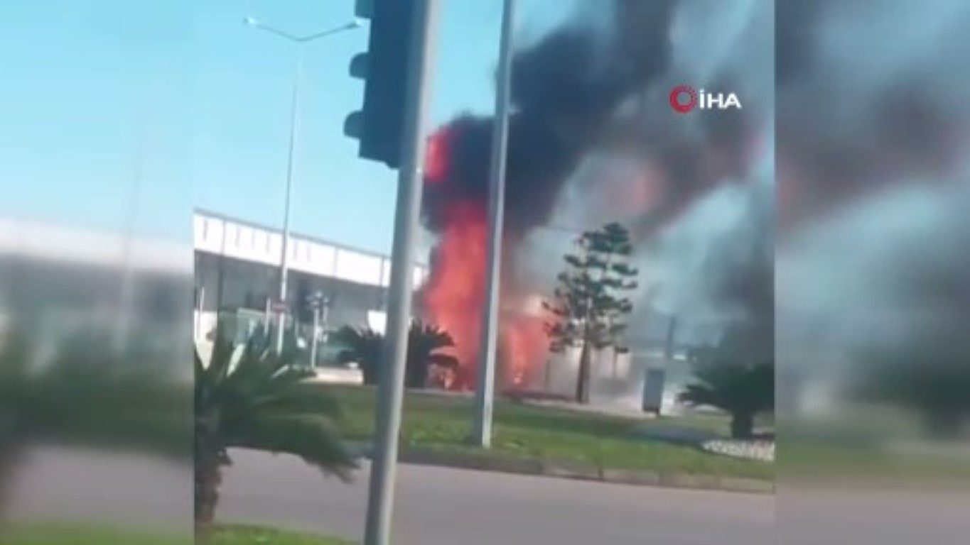 Yanan otomobil bomba gibi patladı