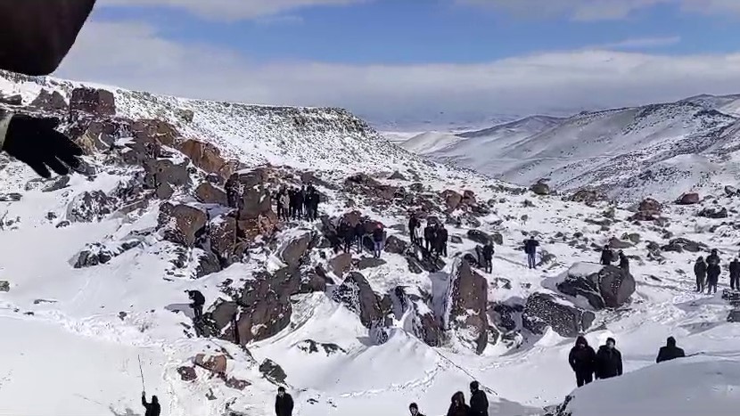 Ağrı’da kepçe devrildi: 4 ölü