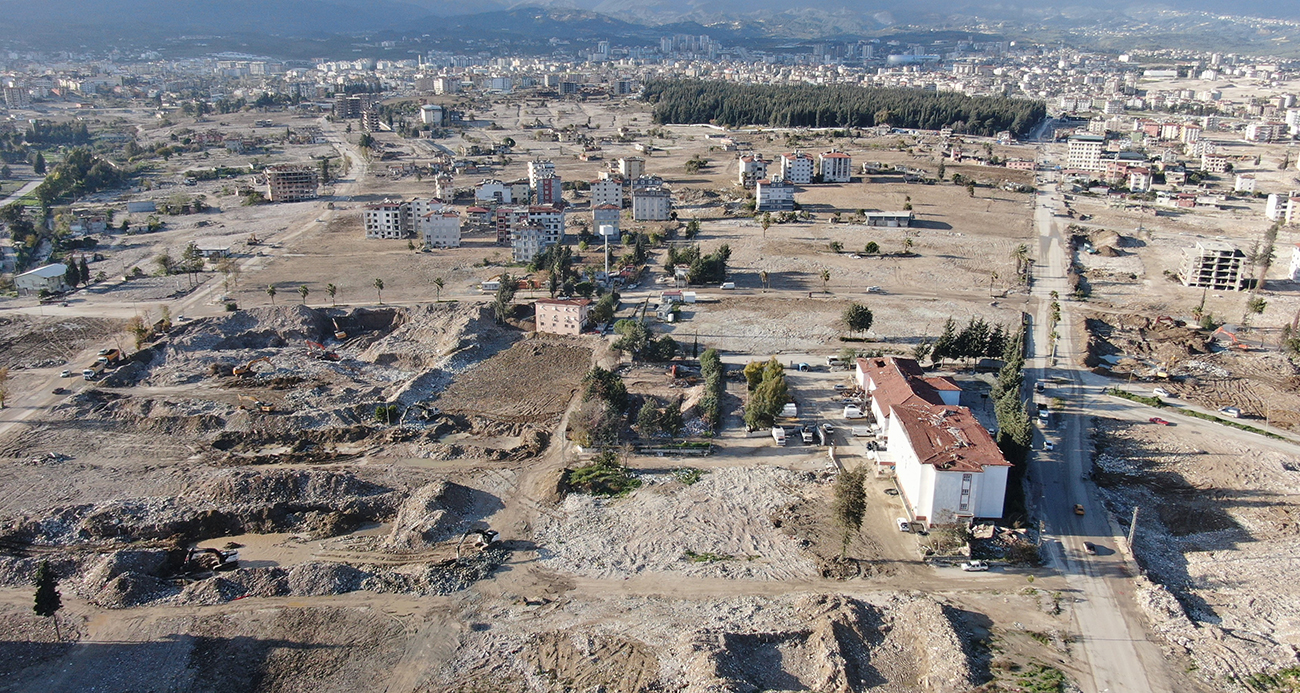 Enkaz çarşısında buruk yılbaşı: Vatandaşların 2024’ten beklentisi depremsiz bir yıl