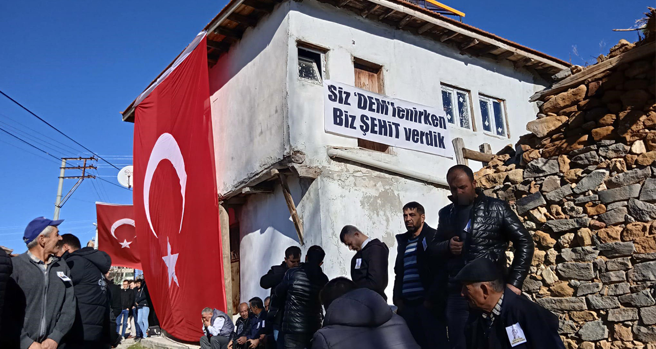 Teröre ve siyasi uzantılarına unutamayacakları pankartlı mesaj