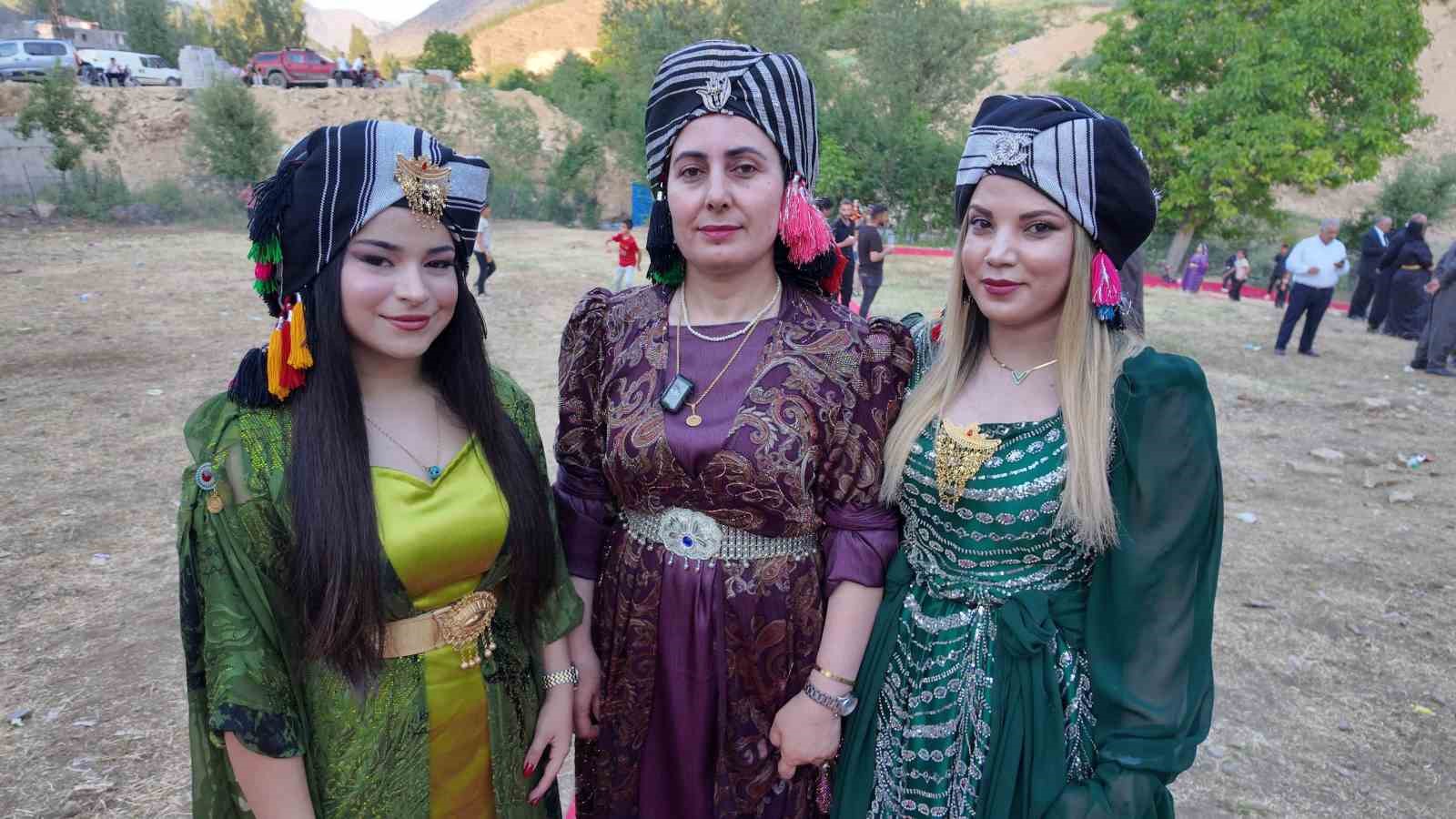 sirnak-ta-yuz-yillardir-suren-gelenek-baslara-takilan-pusiler-dugunlere-renk-katiyor