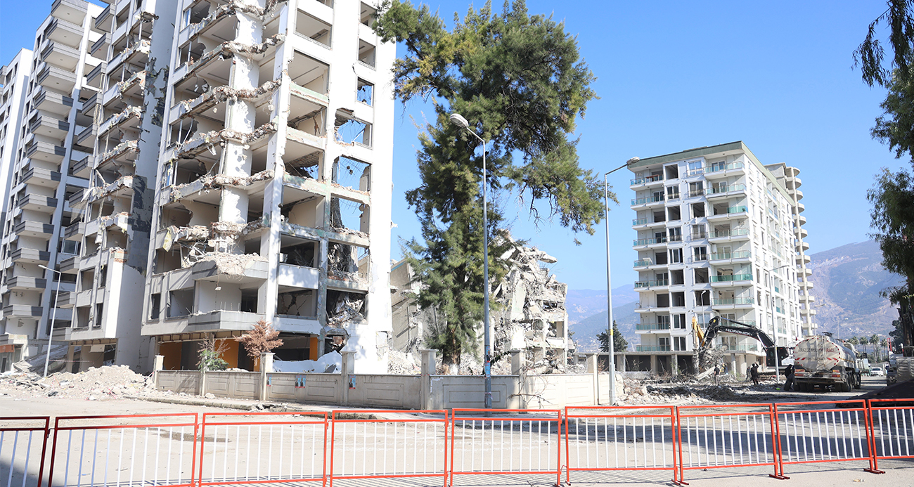 Ağır hasarlı binanın çökme riskinden dolayı yanındaki apartmanlar tahliye edildi