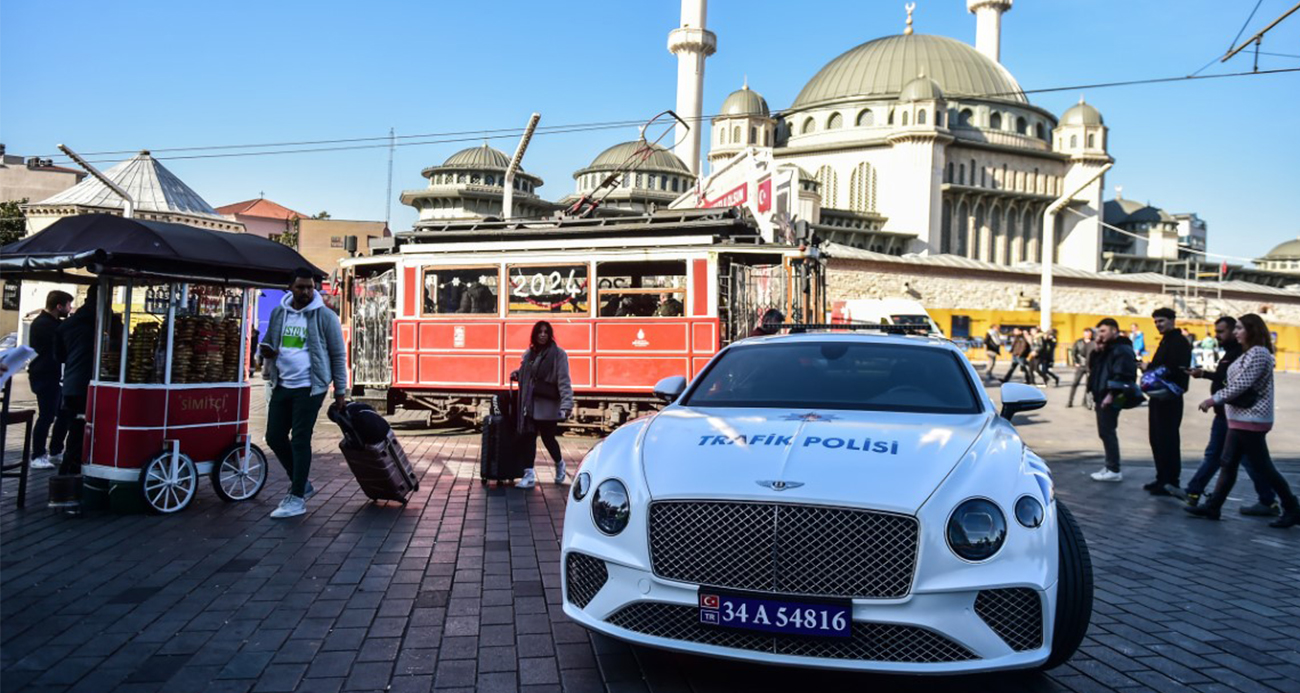 Mega kentin tarihi noktalarında görev yapan lüks polis araçları havadan görüntülendi