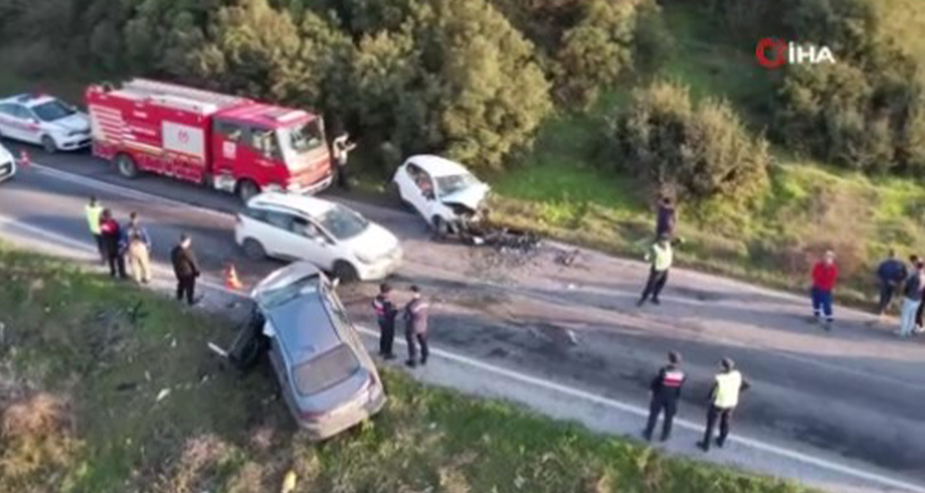 İzmir’de feci kaza: Otomobiller kafa kafaya çarpıştı, ortalık savaş alanına döndü