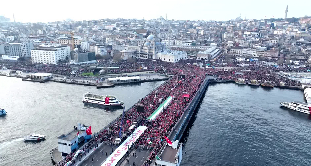 Galata Köprüsü’nde düzenlenen  Filistin’e destek yürüyüşüne binlerce vatandaş akın etti