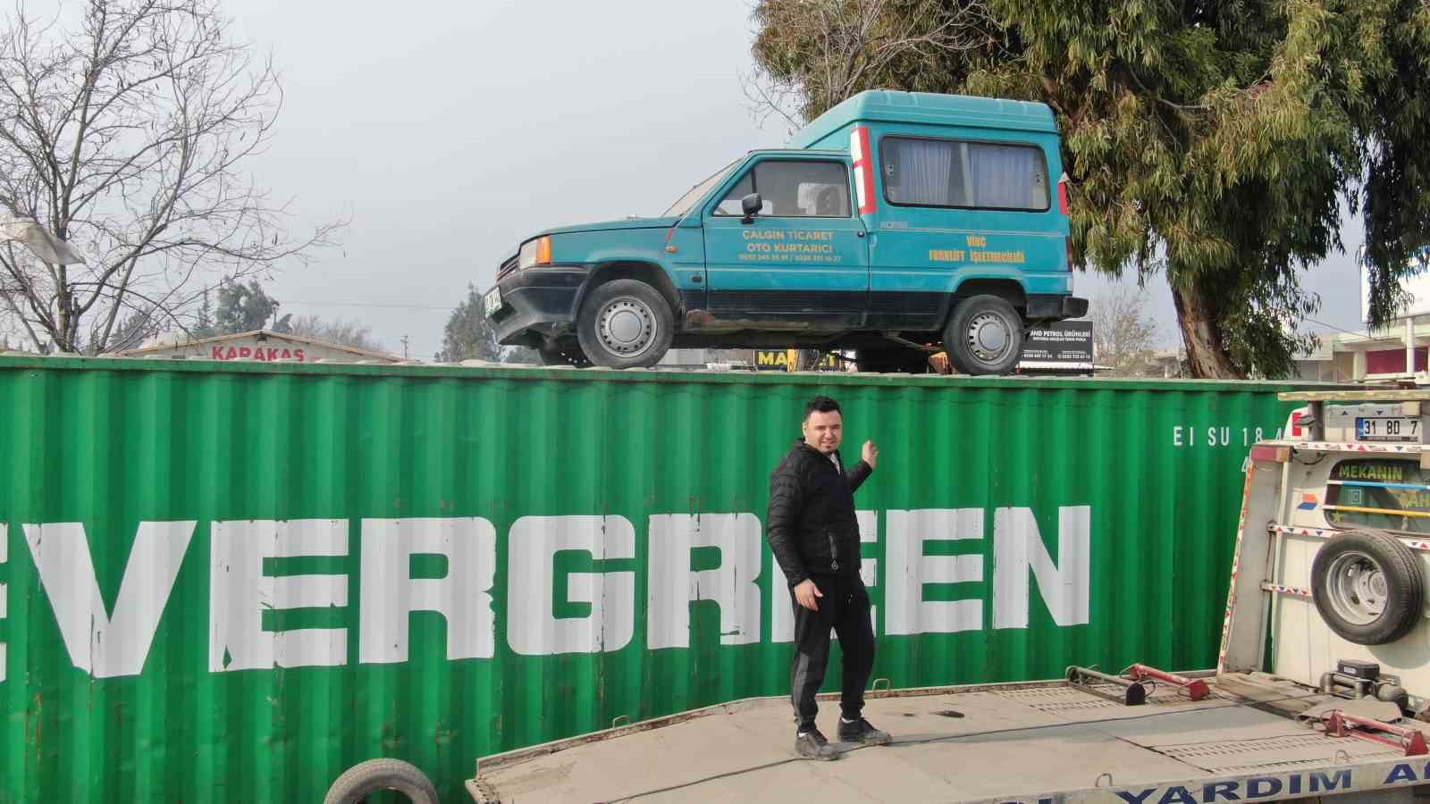 Hatay’da ilginç görüntü: Konteyner üzerindeki aracı gören bir daha bakıyor