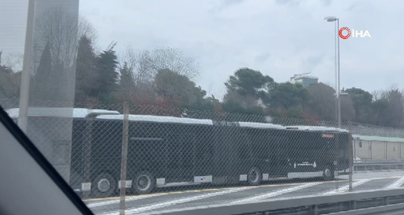 İstanbul’da metrobüsün üstünde yolculuk yaptı: O anlar kamerada