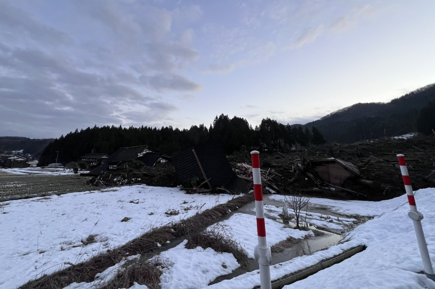 Japonya’daki 7.6’lık deprem sonrası meydana gelen toprak kayması görüntülendi