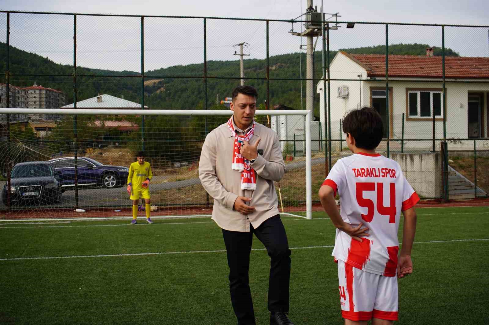 mesut-ozil-genclere-futbol-akademisi-mujdesi-verdi