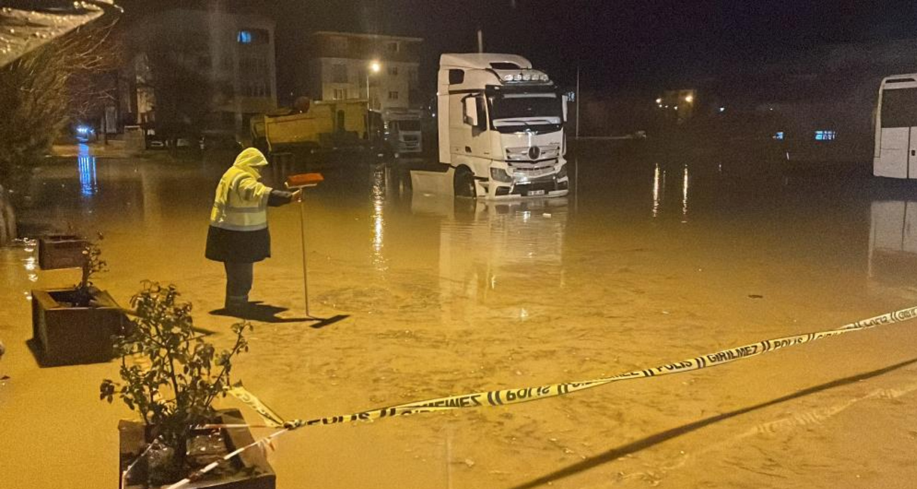 Kırklareli’de şiddetli yağış: Araçlar suya gömüldü