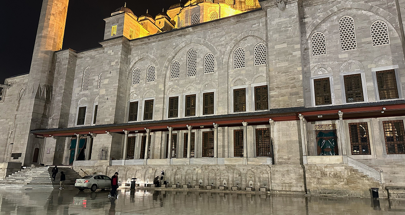 Fatih Camii’nde bıçaklı saldırı!