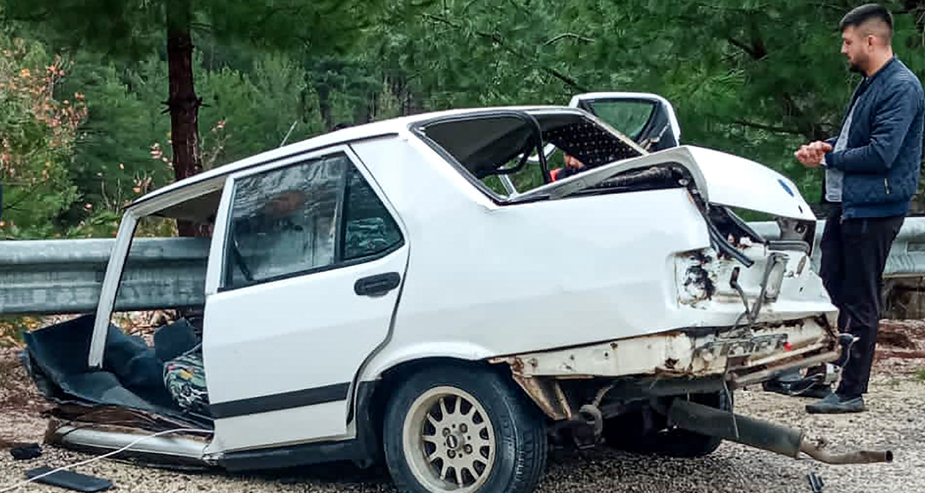 Tırla çarpışan Tofaş ortadan ikiye ayrıldı: 1’i ağır 2 yaralı